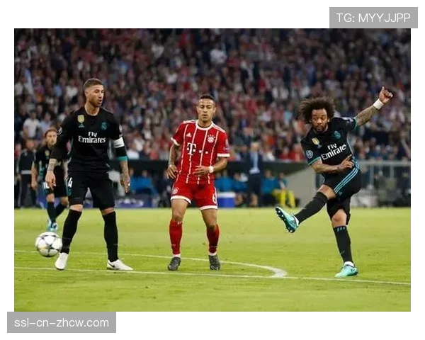 花絮镜头：场边小球迷为客队门将的精采扑救送上掌声